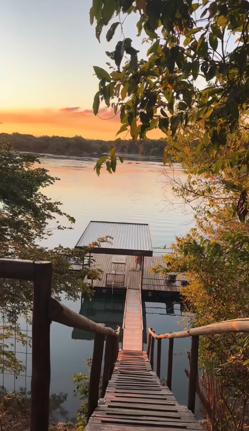 Deck com vista para o Rio Tocantins ao pôr do sol